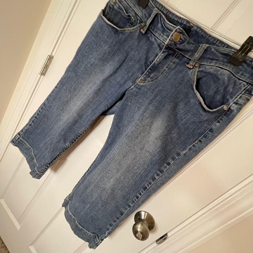 Tahari medium wash denim capris size 12